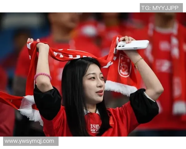 中国足球明星围巾热潮掀起球迷时尚新风尚与支持热情