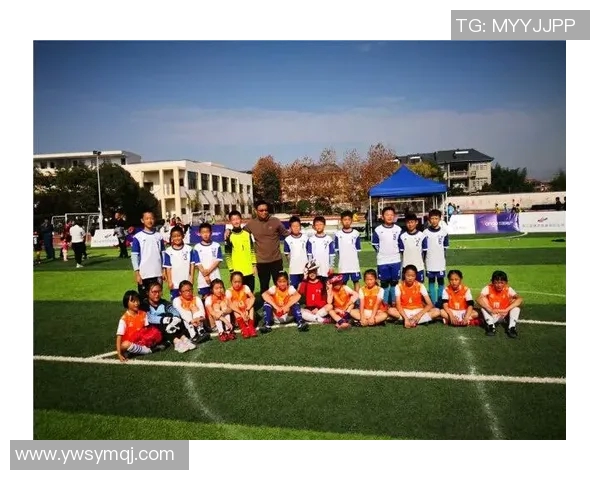 小朋友与足球明星亲密合影共同分享绿茵场上的梦想与激情